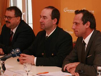 Eine durchweg positive Bilanz der Winterklausur der Freien Wähler zogen (von links) Peter Meyer, Landeschef Hubert Aiwanger und Thorsten Glauber. Foto: Matthias Beetz