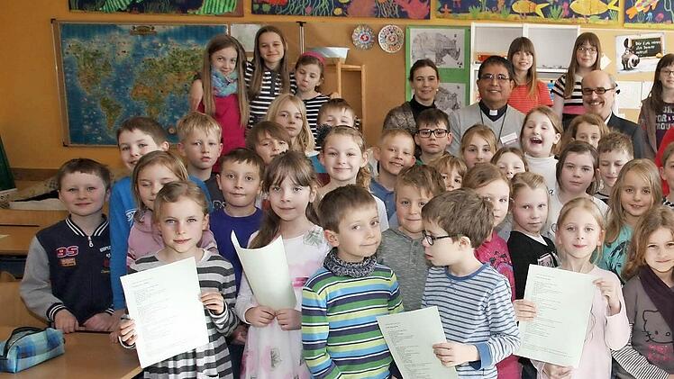 Die Schüler posieren für eine gemeinsames Erinnerungsfoto mit dem Bischof.