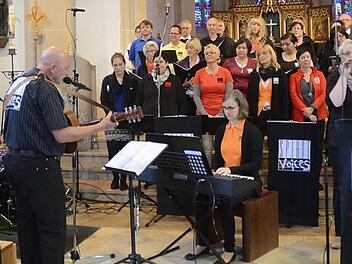 Der Chor "Spirit Voices" begeisterte einmal mehr bei seinem Benefizkonzert in der Stadtpfarrkirche St. Johannes der Täufer und konnte 1210 Euro für die Aktion "1000 Herzen für Kronach" einspielen.  Foto: Karl-Heinz Hofmann