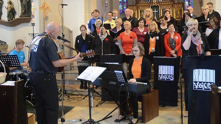 Der Chor "Spirit Voices" begeisterte einmal mehr bei seinem Benefizkonzert in der Stadtpfarrkirche St. Johannes der Täufer und konnte 1210 Euro für die Aktion "1000 Herzen für Kronach" einspielen.  Foto: Karl-Heinz Hofmann