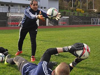 Die zwei Leben des Ali Mohammadi: Einst ein begnadeter Torhüter im Iran und Teamkollege von Ex-Bayern-Stürmer Ali Daei, musste der 42-Jährige in seiner persischen Heimat um seine Familie bangen...