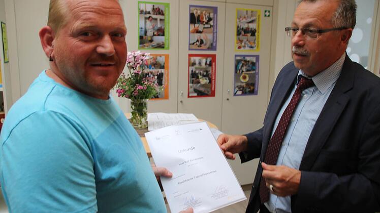 Der stellvertretende Landrat Emil Müller (rechts) übergab die Urkunden. Ralf Bartenstein ist jetzt einer von drei Tagesvätern. Fotos: Ronald Heck