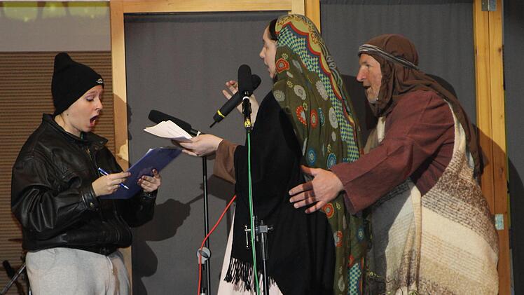 Josef (Gerd Koch) und Maria (Angela Knab) werden vom Herbergswirt (Theresa Reinwand) abgewiesen.Günther Geiling