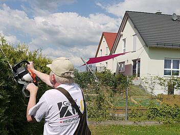 Da freut sich der Nachbar:  Wer zur Mittagszeit mit der Motor-Heckenschere ans Werk geht, verstößt gegen die Lärmschutzverordnung.  In Rudelsdorf ist der Streit um die Einhaltung der Schutzzeiten eskaliert. Deshalb bittet der Bürgermeister die Beteiligten zum Gespräch.Berthold Köhler