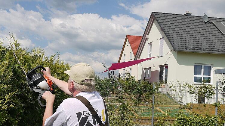 Da freut sich der Nachbar:  Wer zur Mittagszeit mit der Motor-Heckenschere ans Werk geht, verstößt gegen die Lärmschutzverordnung.  In Rudelsdorf ist der Streit um die Einhaltung der Schutzzeiten eskaliert. Deshalb bittet der Bürgermeister die Beteiligten zum Gespräch.Berthold Köhler