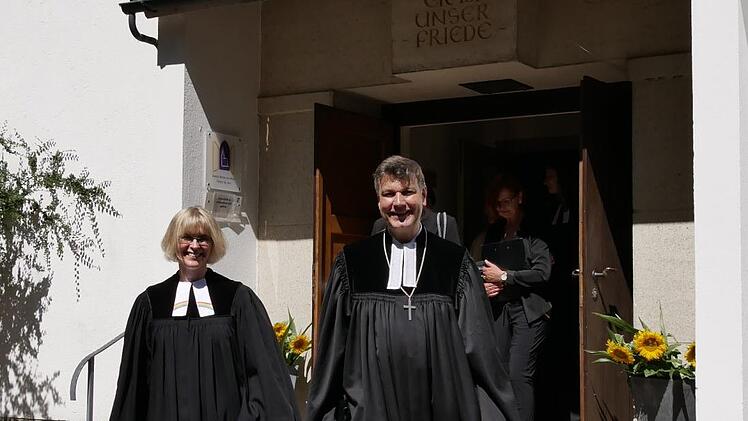Lisa Meyer zu H&ouml;rste machte sich mit Dekan Stefan Kirchberger auf den Weg zum Gemeindehaus, wo bei einem lockeren Empfang in netter Runde noch ganz viele Wildenheider und Meilschnitzer ihre Pfarrerin  willkommen hei&szlig;en wollten. Foto: Manja von Nida