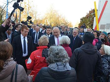 Peter Altmaier im Gespräch mit Demonstranten, die ihn vor dem Landratsamt mit Pfiffen und Buh-Rufen empfangen haben.Rainer Lutz