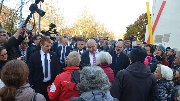 Peter Altmaier im Gespräch mit Demonstranten, die ihn vor dem Landratsamt mit Pfiffen und Buh-Rufen empfangen haben.Rainer Lutz