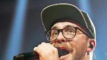 Der Sänger Mark Forster beim Auftakt seiner Tournee im März in Berlin. Foto: Jörg Carstensen/dpa