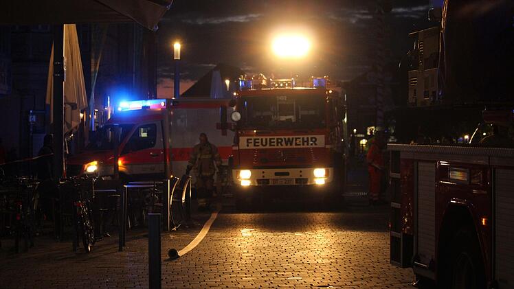 Ein Dönerladen in Bayreuth brannte am Sonntag - das Gebäude wurde evakuiert. Foto: NEWS5 / Holzheimer