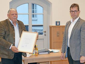 Christian Mrosek erhält die Urkunde mit der Verleihung der Ehrenbezeichnung "Altbürgermeister".  Foto: Thomas Micheel