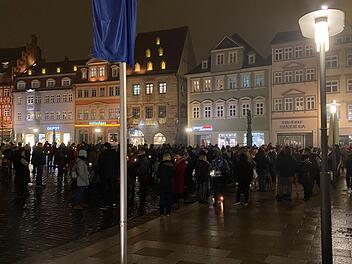 Friedlich, mit Ordnungswidrigkeiten, Gesang und irgendwie spontan. Corona-Demo auf dem Marktplatz.