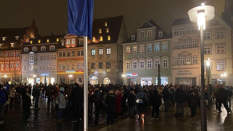Friedlich, mit Ordnungswidrigkeiten, Gesang und irgendwie spontan. Corona-Demo auf dem Marktplatz.