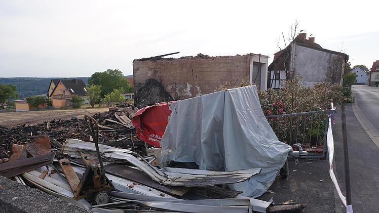 Eine Woche nach dem Großbrand in Platz: Mit den Aufräumarbeiten kann begonnen werden. Foto: Marion Eckert