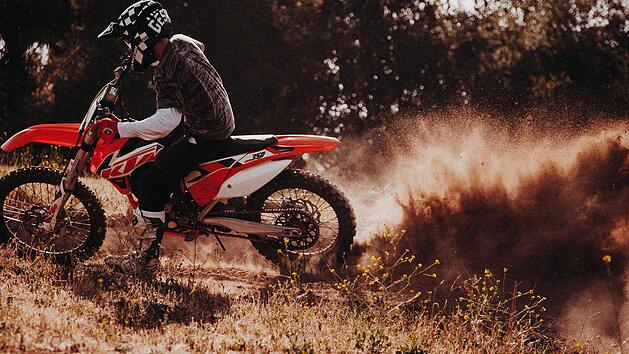 Unbekannter Motorradfahrer verursacht Fahrradunfall im Kreis Ansbach