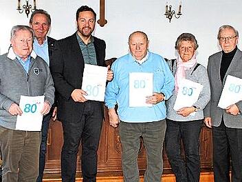 Die Geehrten und Verantwortlichen (v.l.) Oswald Krappmann (Frauendorf), Seniorenbeauftragter Walter Mackert, Bürgermeister Mario Schönwald, Josef Geldner (Schönbrunn), Anni Herbst und Michael Diller (beide Bad Staffelstein) freuen sich über die Au...