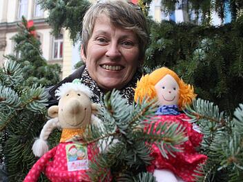 Renate Kodisch   ließ die Püppchen Emma (links) und Lotte durch den verschneite Landschaft  am Waldstein reisen und fotografierte sie dabei.    Anschließend schrieb sie über das Abenteuer ein Buch. Foto: Vanessa Schneider