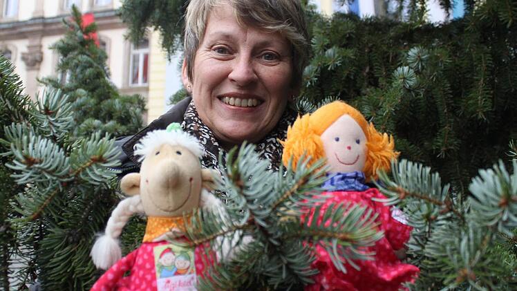 Renate Kodisch   ließ die Püppchen Emma (links) und Lotte durch den verschneite Landschaft  am Waldstein reisen und fotografierte sie dabei.    Anschließend schrieb sie über das Abenteuer ein Buch. Foto: Vanessa Schneider