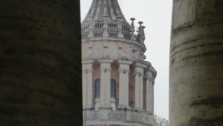 Die Kuppel des Petersdoms von den Kolonnaden aus. Als junger Theologe erlebte Joseph Ratzinger hier das II. Vatikanische Konzil. Am Aschermittwoch 2013 feierte er hier den letzten öffentlichen Gottesdienst, erzählt Birgit Pottler-Calabria