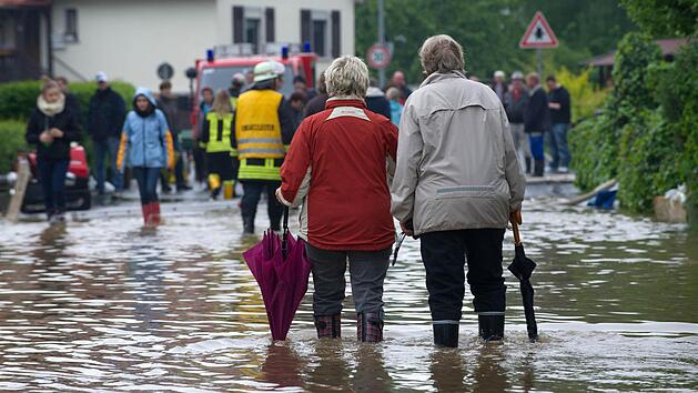 Land unter in Nordhessen: Die Etze in Berge ist nach Dauerregen bereits &uuml;ber die Ufer getreten Foto: Uwe Tucchi/dpa