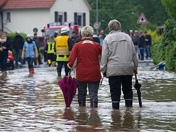 Land unter in Nordhessen: Die Etze in Berge ist nach Dauerregen bereits über die Ufer getreten Foto: Uwe Tucchi/dpa