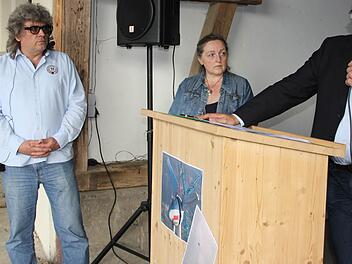 Rechtsanwalt Björn Kleyhauer, Inge Neubauer und Helmut Schiffner (von rechts) informierten über das Vorgehen gegen die geplanten Windkraftanlagen. Foto: Friedwald Schedel