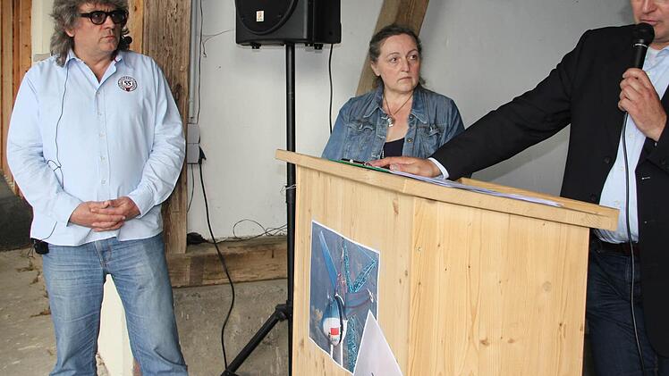 Rechtsanwalt Björn Kleyhauer, Inge Neubauer und Helmut Schiffner (von rechts) informierten über das Vorgehen gegen die geplanten Windkraftanlagen. Foto: Friedwald Schedel