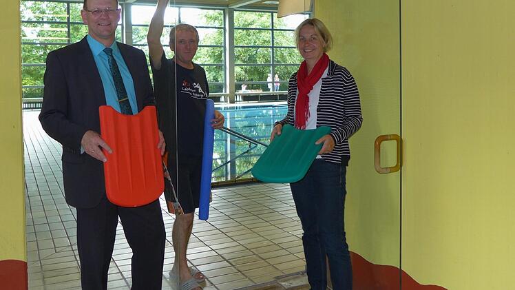 Unser Hallenbad ist ein wichtiger Standortfaktor", ist Bürgermeister Thomas Stadelmann (links) überzeugt. "Um seine Existenz zu sichern", sagt Petra Hohenberger, "benötigt das Hallenbad Zuwachs im Förderverein". Für Sportlehrer und Bademeister Alfred Junker gehört das Bad untrennbar zur Entwicklung der Kinder, denn "etwa 150 Kinder im Alter ab fünf Jahren lernen hier jedes Jahr das Schwimmen". Foto: Hallenbadverein Zeil