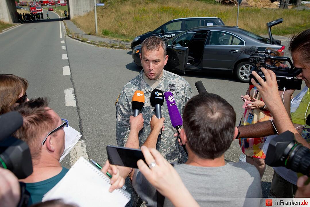 Der US-Militärsprecher Oberstleutnant Brian Carlin beantwortet am 11.08.2015 bei Engelmannsreuth (Bayern) die Fragen der Journalisten. Bei Engelmannsreuth ist ein F-16 Kampfjet der US-Streitkräfte abgestürzt. Foto: Daniel Karmann/dpa