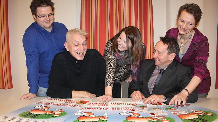 Sie freuen sich auf die Aufführungen der "Werkbühne" im Dreefs (von links) Daniel Fiedler, Daniel Leistner, Julia Knauer, Bürgermeister Norbert Gräbner und Oda Gräbner. Foto: Veronika Schadeck