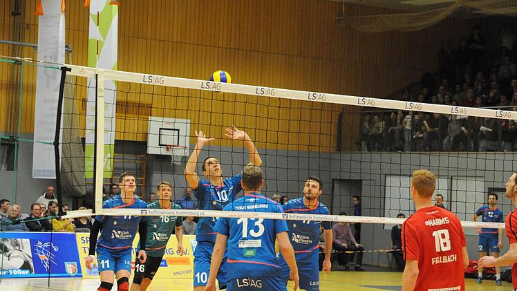 1:3 gegen den Tabellenführer verloren, aber wieder viele Sympathie-Punkte gewonnen haben Hammelburgs Volleyballer (blaue Trikots). Foto: Hopf