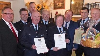 Von links: stellvertretender Landrat Dieter Schaar, Vorsitzender Tobias Villa,Kreisbrandmeister Yves W&auml;chter, Eugen Oltsch, Kreisbrandinspektor Horst Tempel, Angelika Villa, B&uuml;rgermeister Werner Burger, Kommandant Michael Villa und Ehrenkommandant Berthold Villa. Foto: Klaus-Peter Wulf