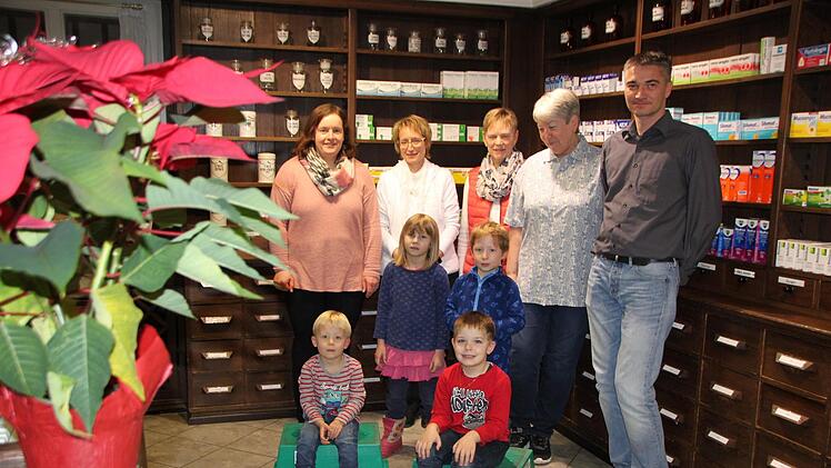 Martin  Lörzer (rechts) von der Schwanapotheke und Gisela Salzmann (zweite von rechts), Inhaberin der Rathaus-Apotheke spendeten zusammen 2000 Euro für die Kindergärten in Römershag, Volkers und Wernarz. Foto: Ulrike Müller