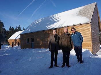 Bei der Teileröffnung des Feriendorfes auf der Wasserkuppe führen die  Investoren  Andreas Schubert (rechts) und Boris Kiauka (links)  Landrat Bernd  Woide über die Anlage. Foto: Marion Eckert