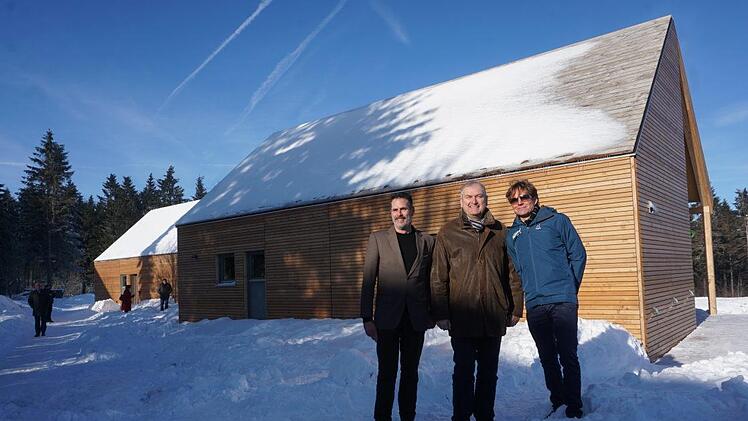 Bei der Teileröffnung des Feriendorfes auf der Wasserkuppe führen die  Investoren  Andreas Schubert (rechts) und Boris Kiauka (links)  Landrat Bernd  Woide über die Anlage. Foto: Marion Eckert
