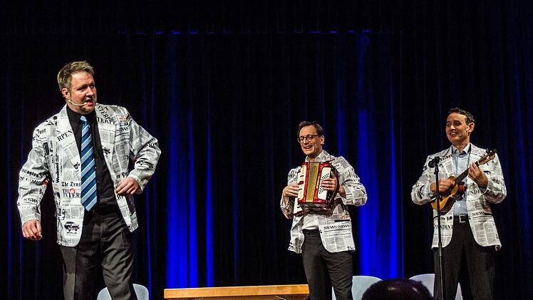 Heftigen Applaus verdiente sich das Trio TBC beim Gastspiel im ausverkauften Coburger Kongresshaus Rosengarten mit seinem satirischen Jahresrückblick.Foto: Jochen Berger