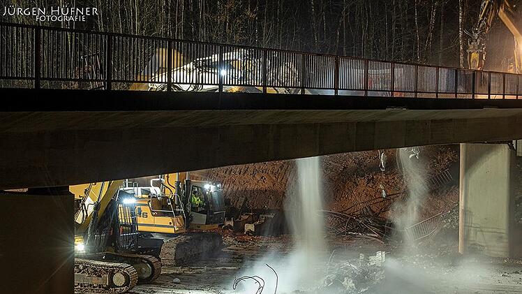 Die Alte Forstwegüberführung Pelzkappe II, die über die Autobahn A 7 führte, ist Geschichte. Die Abrissarbeiten starteten am 13. März gegen 22 Uhr. Foto: Jürgen Hüfner
