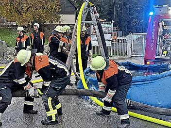 Mit einer gekuppelten Saugleitung wurde das Löschwasser mit zwei Pumpen entnommen.