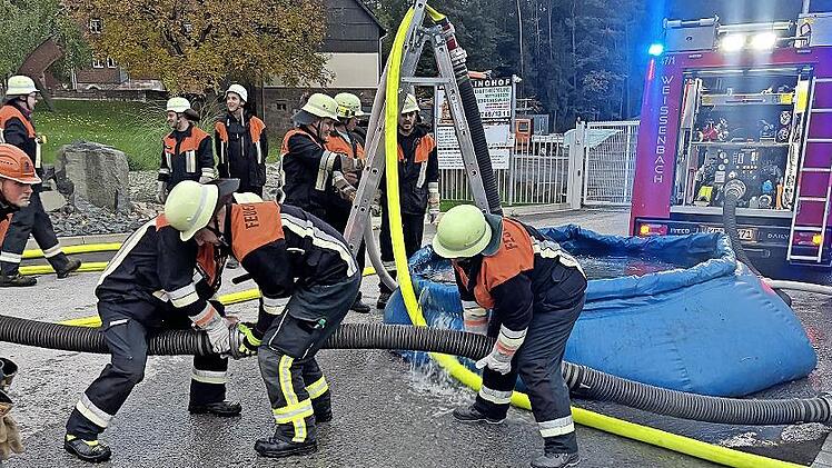 Mit einer gekuppelten Saugleitung wurde das Löschwasser mit zwei Pumpen entnommen.