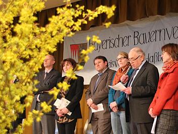 Neun Vertreter aus Politik und Landwirtschaft gaben ein Statement zum Tagesmotto "Land hat Zukunft". Hier Klaudia Schwarz, Siegmund Kerker, Tina Büdel, Helmut Liebenstein,Astrid Baum und Stefan Paulus (von rechts).