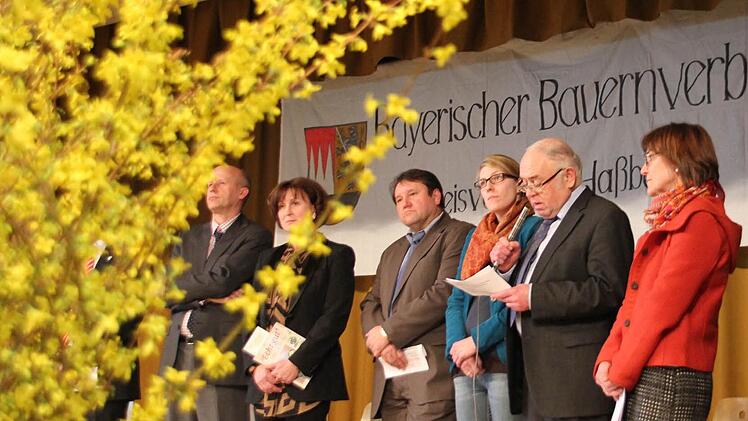 Neun Vertreter aus Politik und Landwirtschaft gaben ein Statement zum Tagesmotto "Land hat Zukunft". Hier Klaudia Schwarz, Siegmund Kerker, Tina Büdel, Helmut Liebenstein,Astrid Baum und Stefan Paulus (von rechts).