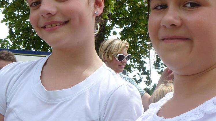 Laura Sophie Henkel und Selina Knoll, beide aus Thurnau, sind in der 3. Klasse.