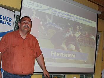 Bernd Reitstetter gab bei der Spielgruppentagung des Kreises Würzburg am Montagabend in Veitshöchheim seinen Rücktritt als Kreisspielleiter des Kreises Würzburg bekannt. Foto: Gerd Ludwig