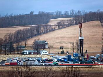 In Nordamerika wird bereits nach dem Fracking-Prinzip gearbeitet - hier eine Förderplattform im US-Bundesstaat Pennsylvania. Foto: Archiv/dpa