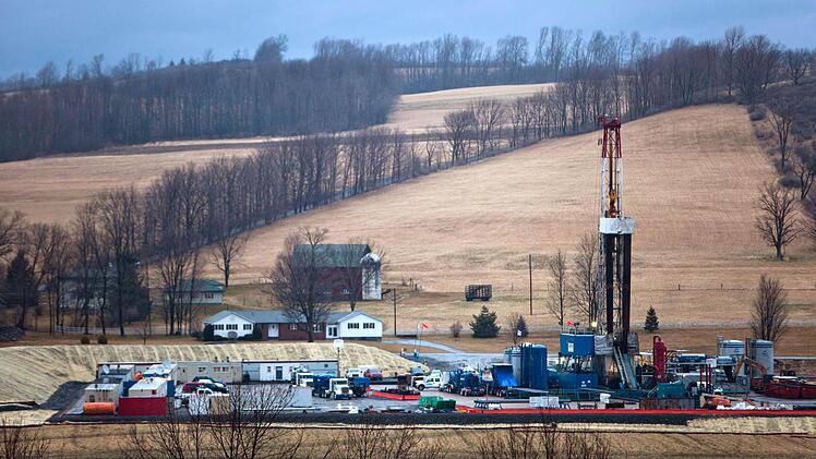 In Nordamerika wird bereits nach dem Fracking-Prinzip gearbeitet - hier eine Förderplattform im US-Bundesstaat Pennsylvania. Foto: Archiv/dpa