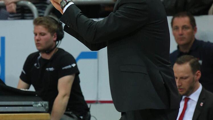 Mal aggressiv, mal ruhig: Ob er pessimistisch oder zuversichtlich handelt - all das überträgt sich in der Regel auch auf Mannschaft und Fans. Foto: Matthias Hoch
