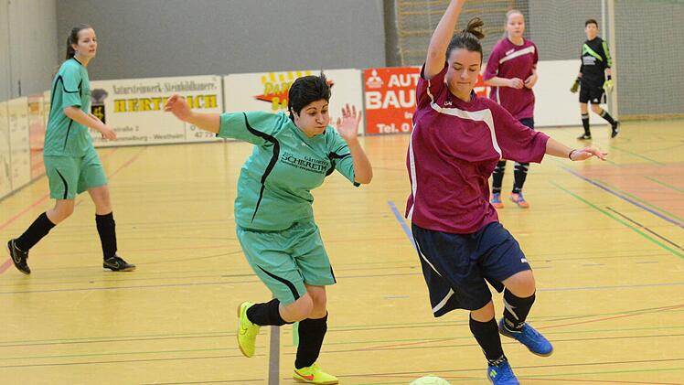 Szene aus dem Spiel des FC Hammelburg II (in grün) gegen den SV Langendorf. Foto: ssp