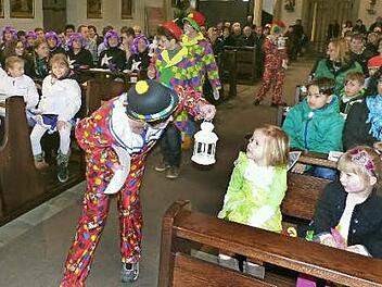 Mit Laternen suchten die Clowns nach der Freude in den Gesichtern der Gottesdienstbesucher.  Foto: Jürgen Schlee
