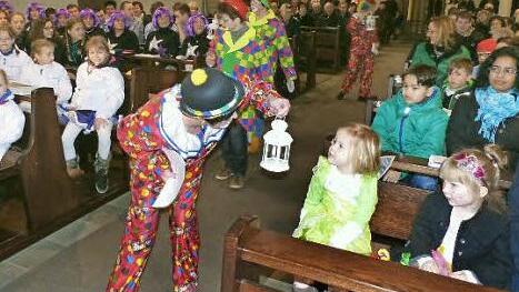 Mit Laternen suchten die Clowns nach der Freude in den Gesichtern der Gottesdienstbesucher.  Foto: Jürgen Schlee