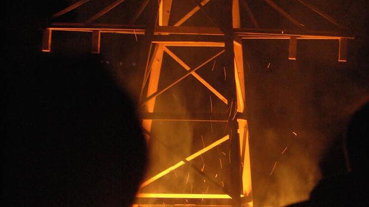 Der symbolische Holz-Strommast brannte bei der Demo in Römershag. Foto: Sebastian Schmitt-Mathea